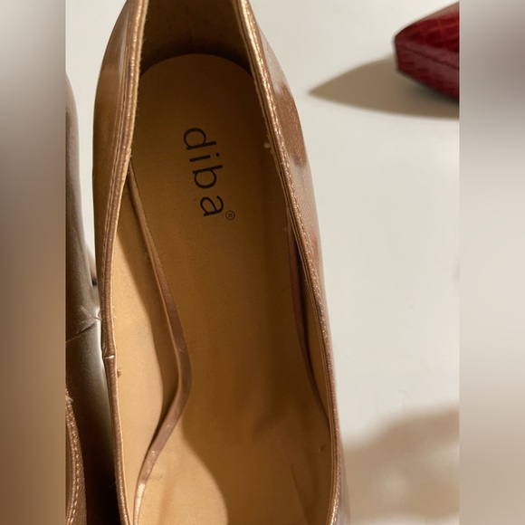 Worn once , Diba gold open toe pumps with 5” heel offset by 1” platform. Size 9 - Picture 7 of 8